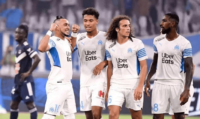 阿贾克斯壮举不停，欧冠冠军竞争激烈