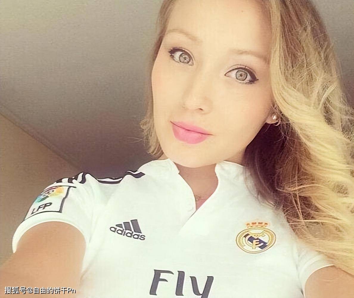 欧洲杯足球赛场上，女球员崭露头角的简单介绍