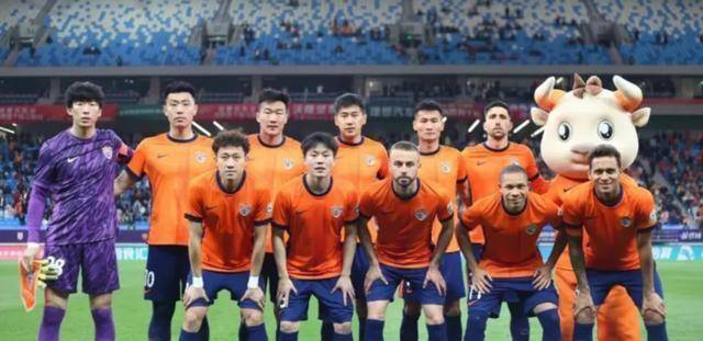 大赛引援，球队后防实力大增，凝聚战斗力！