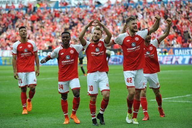 包含打破记录！一支球队创下历史性胜利，成为全球焦点的词条