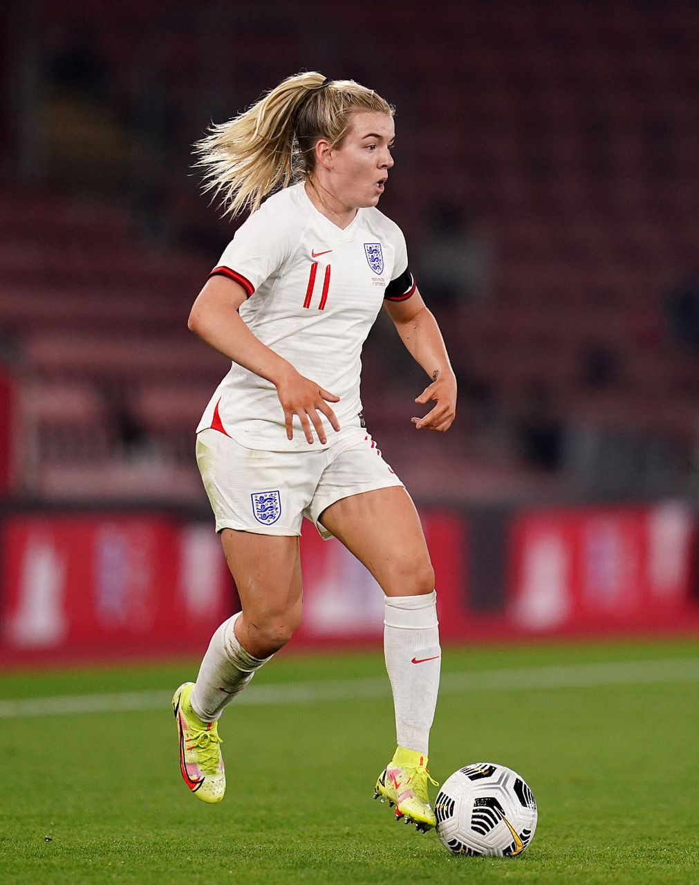 英国女足在本土比赛中表现出色