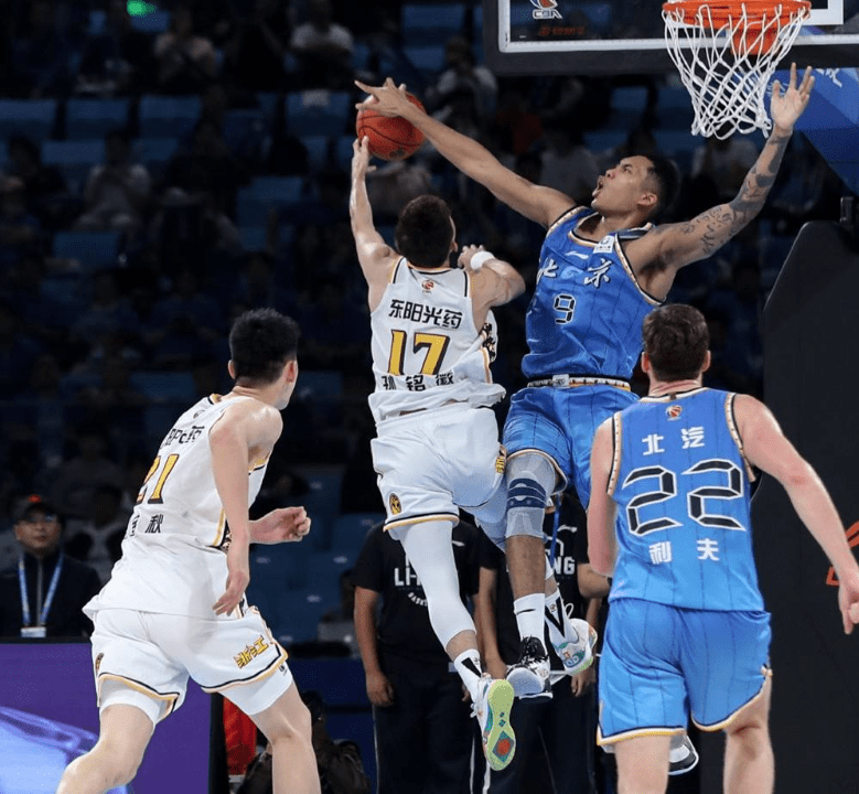 江苏男篮击败北京队，成功取得比赛胜利