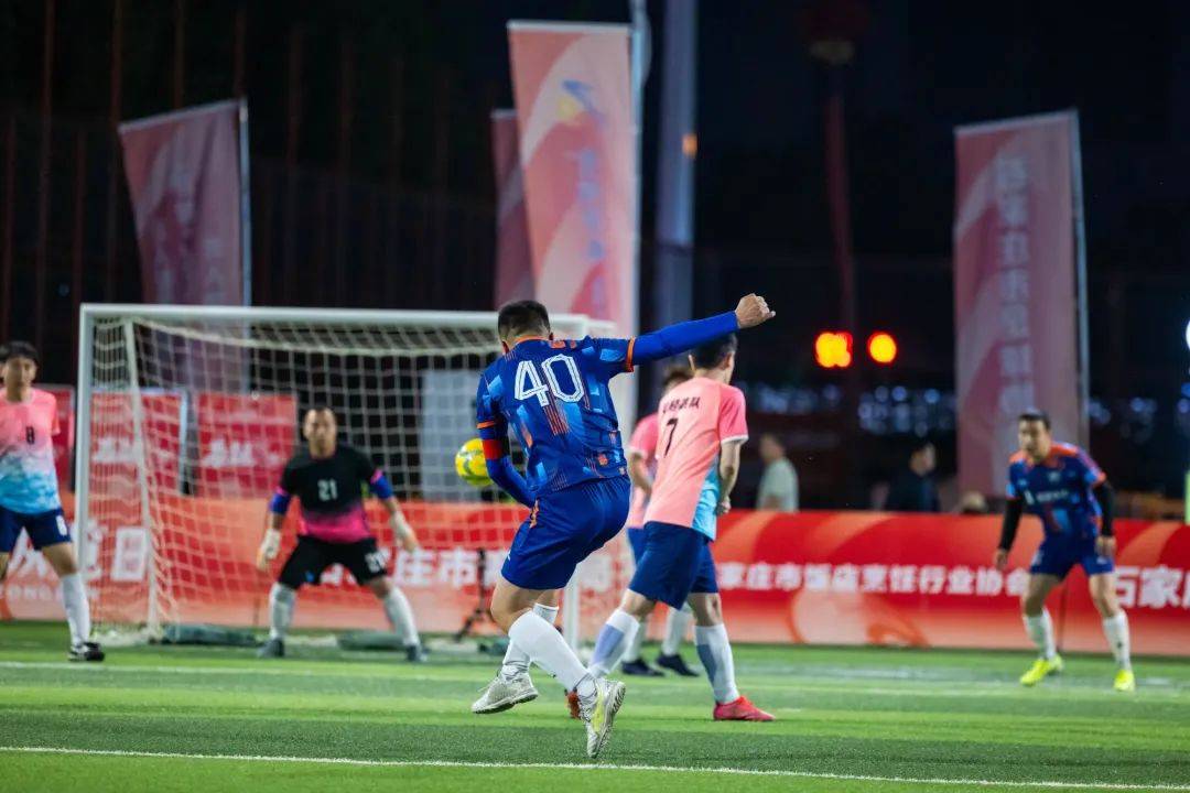 关于国内职业足球比赛进入白热化阶段，球队争夺胜利的信息