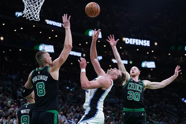 开云体育中国-雄鹿客场逆转凯尔特人，继续保持不败势头