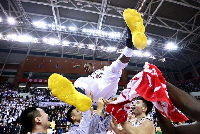 包含经历磨难创造记录，晋级半决赛刷新纪录的词条