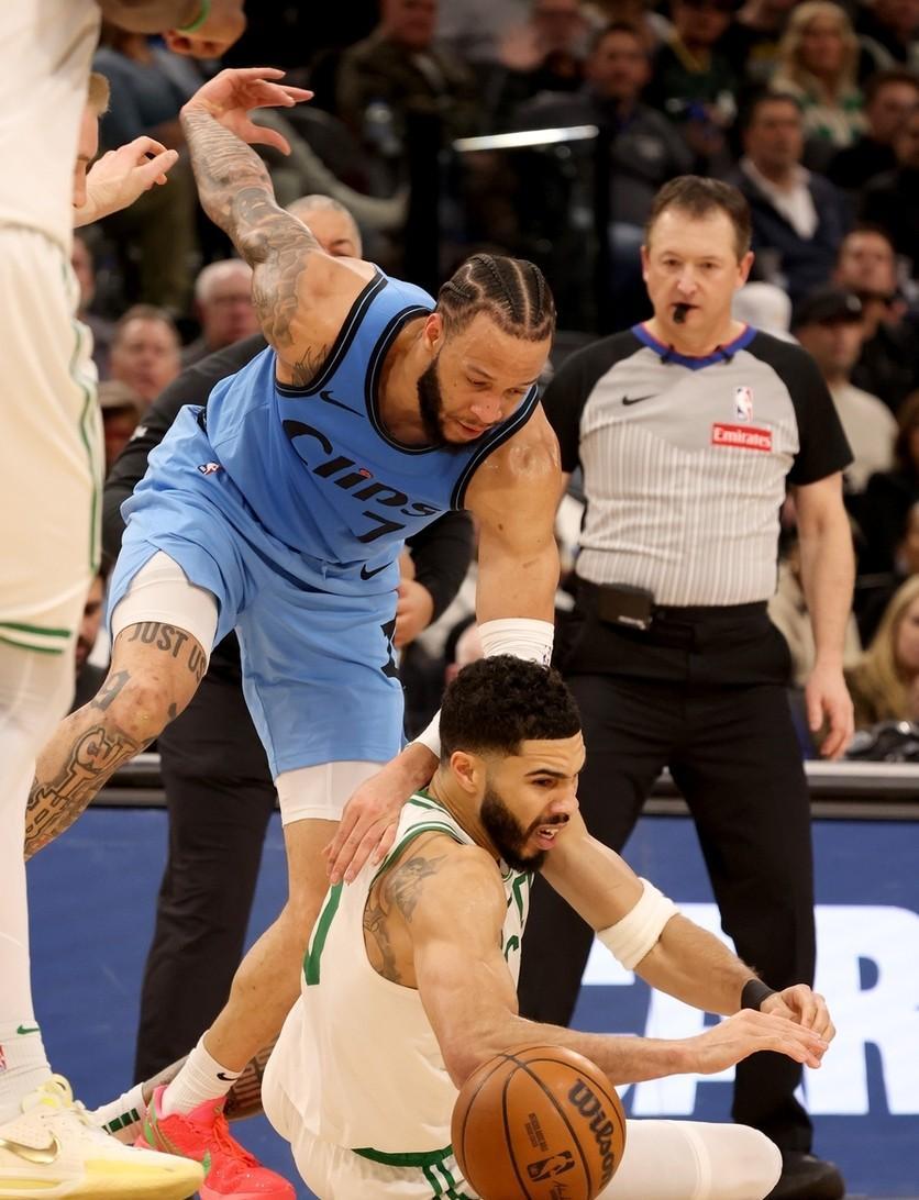 开云下载-凯尔特人不敌快船，遭遇主场失利