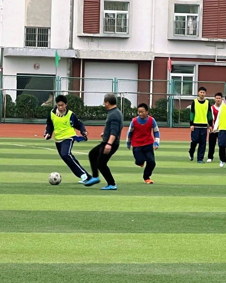 开云体育官网-足球对抗赛的热闹气氛感染每个人