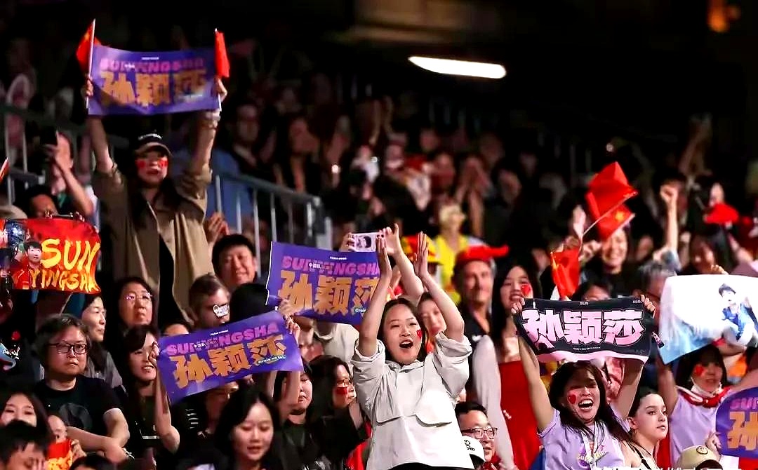 赛场上的激烈对抗让观众捧腹大笑! 赛场上的激烈对抗让观众捧腹大笑!