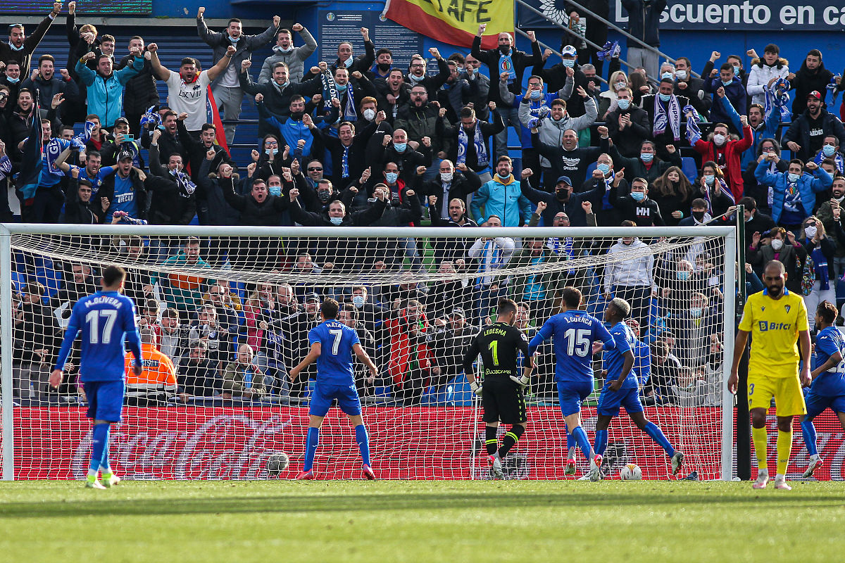 紧张刺激的足球比赛即将上演，球员们备战