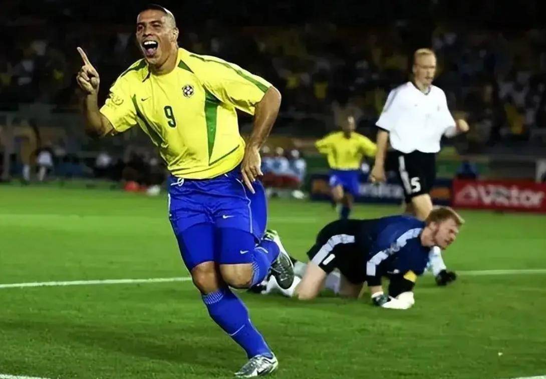 关于后卫球员在比赛中尽显冷静替换，防守稳健的信息