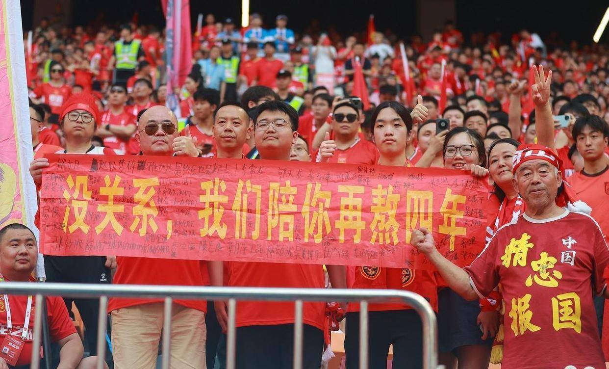 足球场上强者争霸，赛事战火再度燃烧的简单介绍