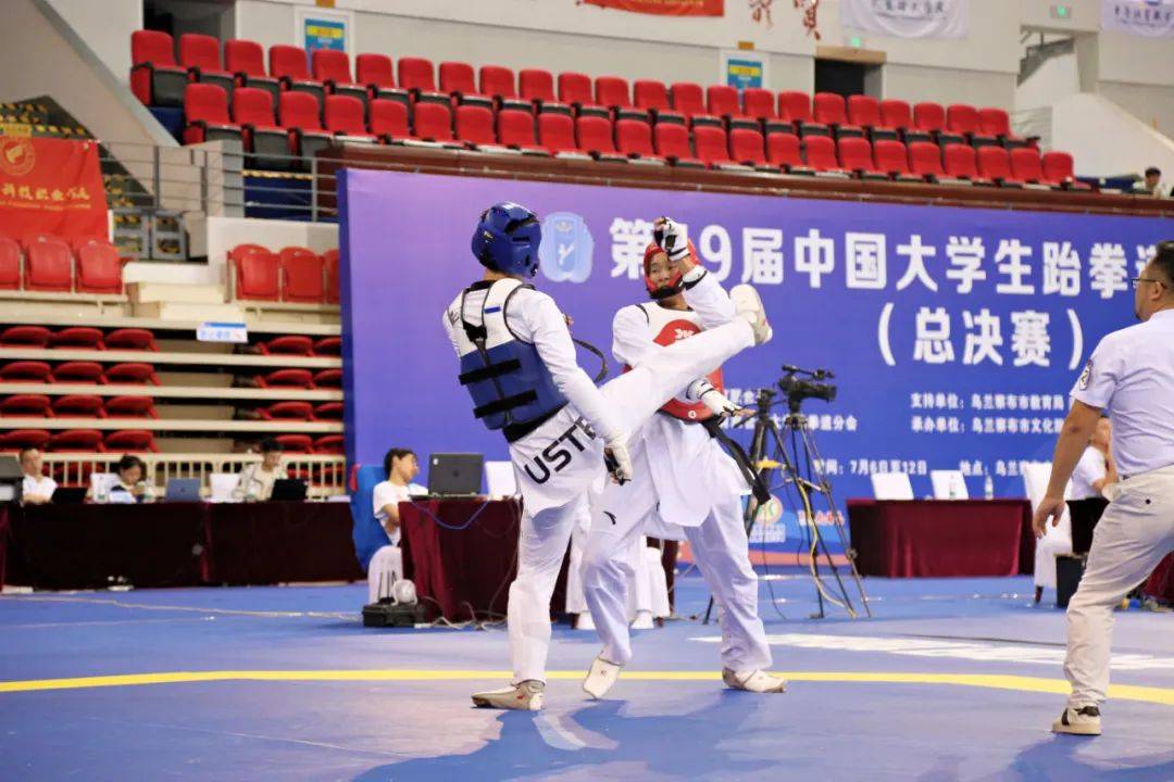 跆拳道男子组决赛擂台，激烈比拼