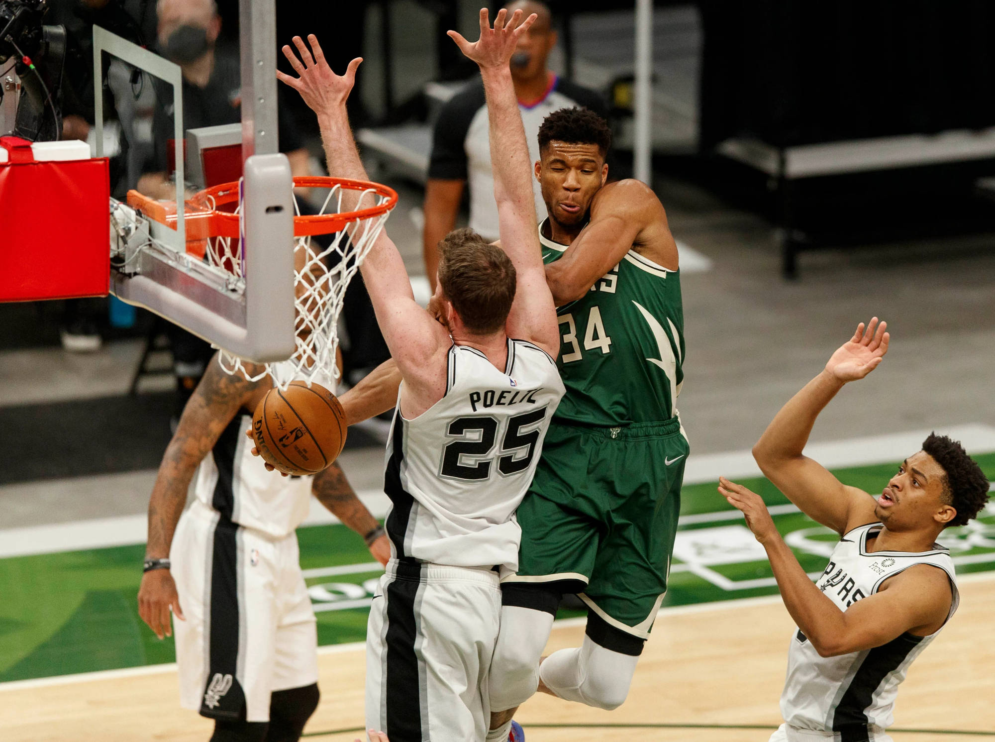 开云体育app-开拓者主场横扫国王，继续追赶豪强