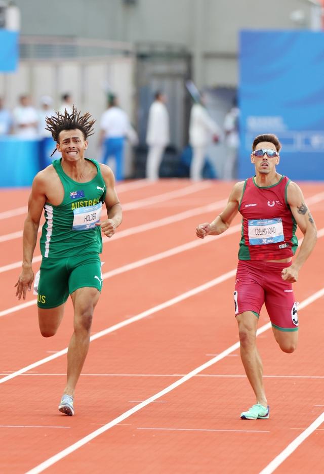 田径比赛选手夺冠赛场称霸