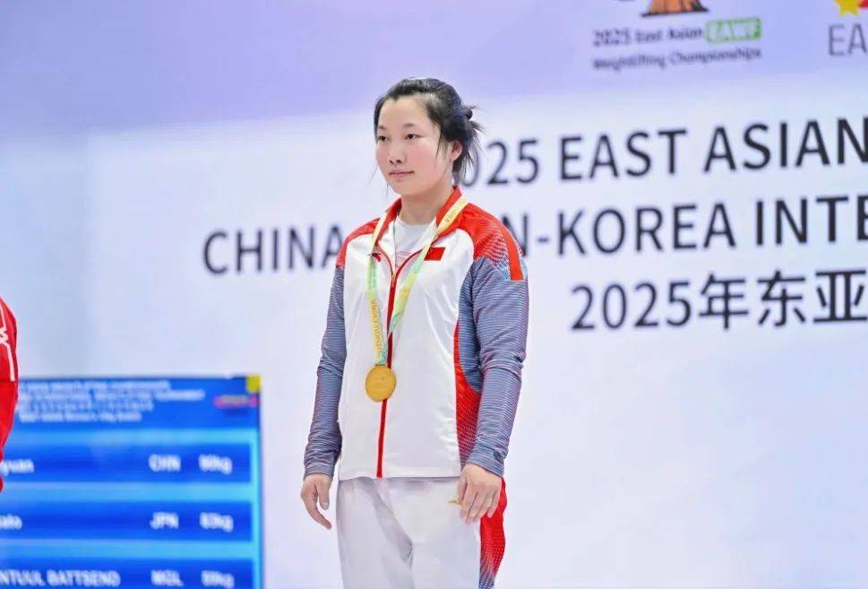 开云平台-举重选手创造新记录斩获金牌