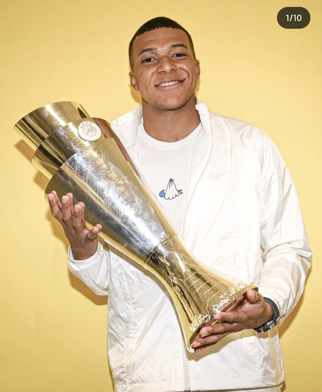 法国队取胜赛后充满笑容