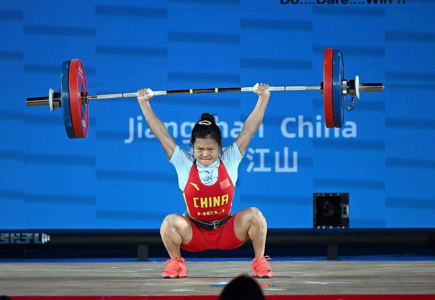 关于俄罗斯女子举重选手力克对手，夺得金牌的信息