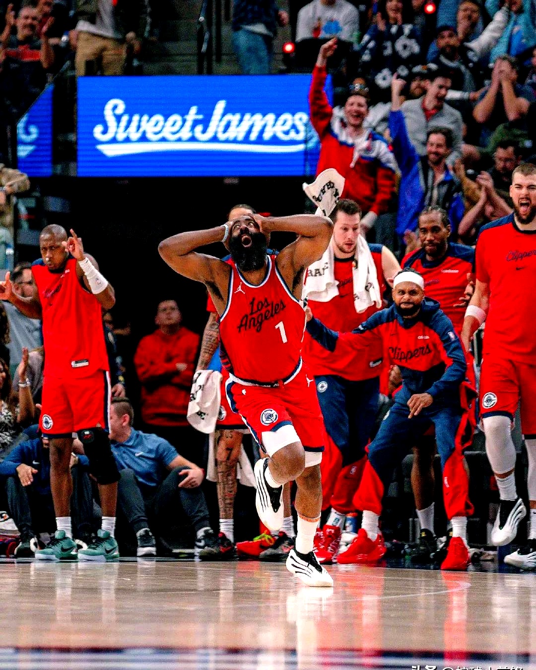 开云体育APP下载-快船大胜热火，取得四连胜的简单介绍