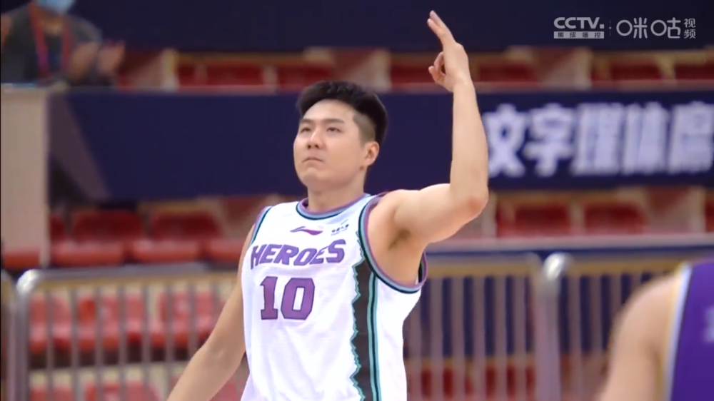 开云体育在线-天津队鏖战青岛队，陶汉林点燃赛场